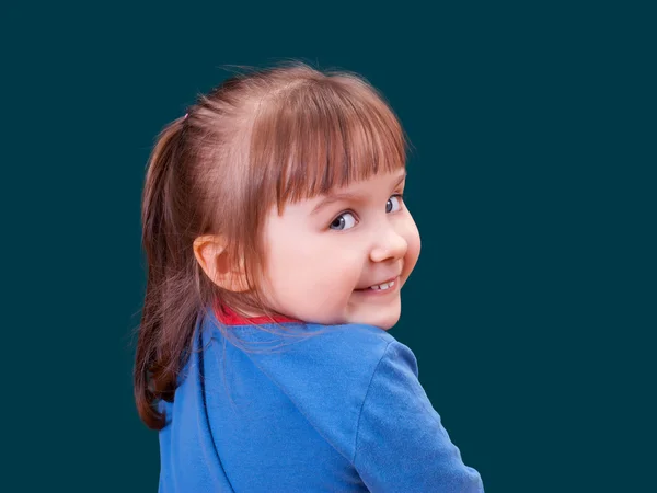 Porträtt av glad vända och leende liten flicka — Stockfoto