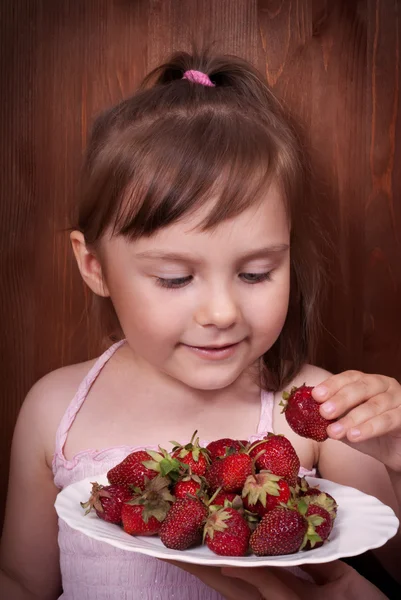 Petite fille manger des fraises — Photo