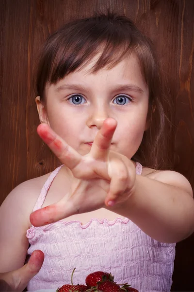 Niña feliz con fresas — Foto de Stock