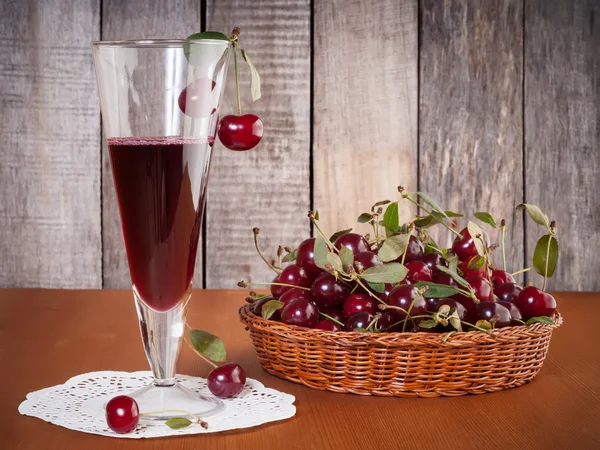 Bebida natural de cereza en el vaso —  Fotos de Stock
