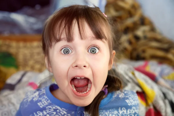 Chockade skrikande liten flicka — Stockfoto