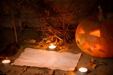 Korkunç Cadılar Bayramı Balkabağı ve eski yanmış kağıt