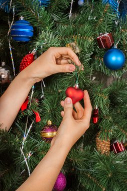 Erkek dekorasyon Noel ağacı eller