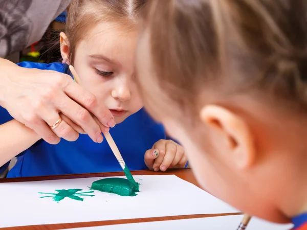 Lindas niñas están pintando con un gouache —  Fotos de Stock