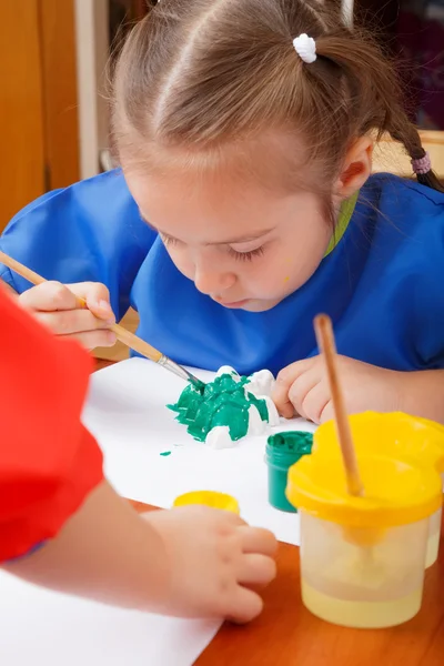 Little girl is painting with a gouache — Stock Photo, Image