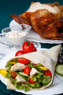 Shawarma tavuk eti ve sebze ile