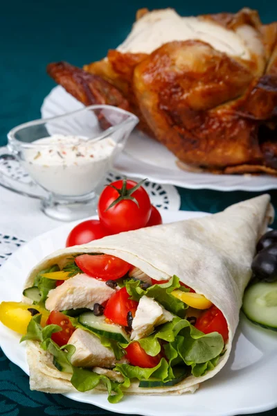 Shawarma tavuk eti ve sebze ile