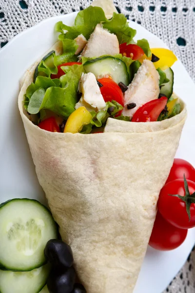 Shawarma tavuk eti ve sebze ile