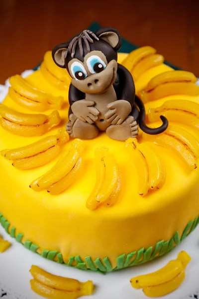 Cake witn funny monkey among marmalad bananas — Stock Photo, Image
