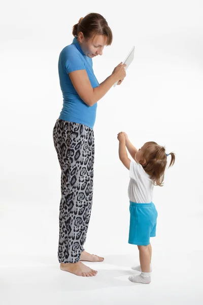 Ragazzina sta implorando per un tablet pad — Foto Stock