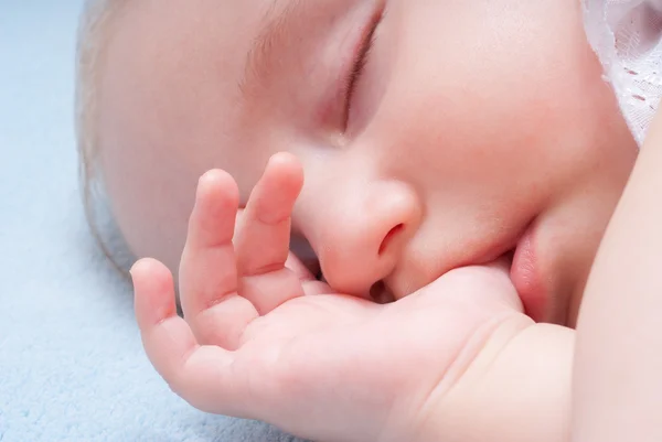 Barnet sover med fingret i munnen — Stockfoto