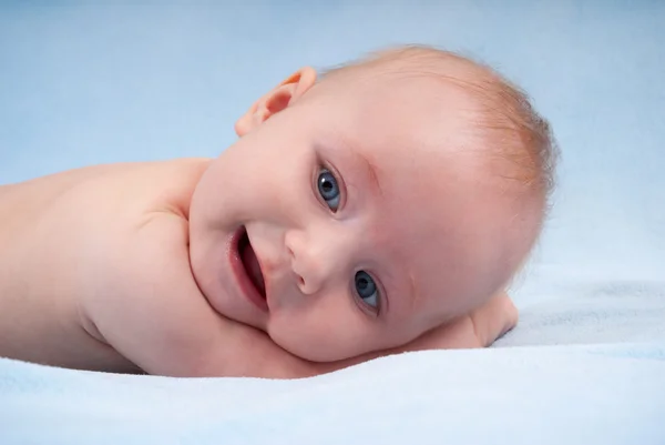Счастливый новорожденный — стоковое фото