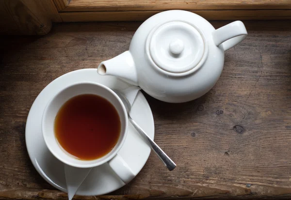 Tazza da tè e zucchero sul tavolo di legno — Foto Stock