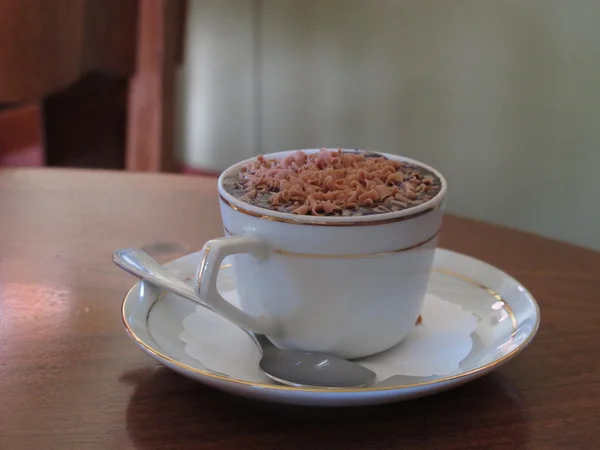 Hot chocolate in porcelain cup with chocolate topping — Stock Photo, Image