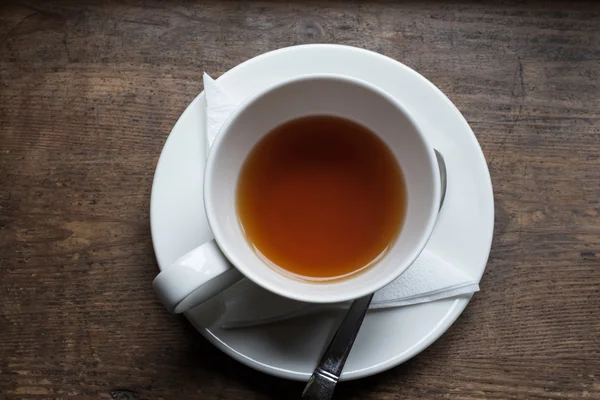 Tekopp och te från upp och på bord av trä — Stockfoto