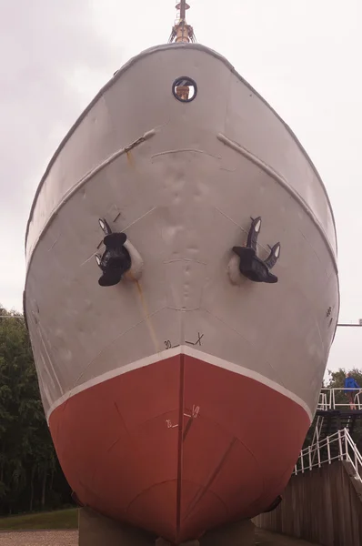 Het schip in scheepswerf Stockfoto