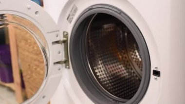 Çamaşır makinesi kirli Clogthing kadın el ile yükleme