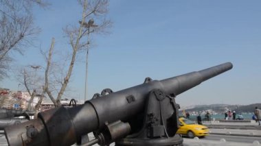 Istanbul Boğaziçi'nin sahil üzerinde demir top
