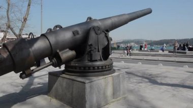 Istanbul Boğaziçi'nin sahil üzerinde demir top