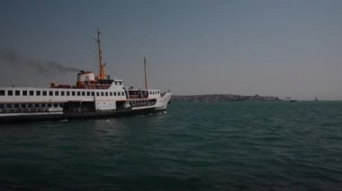 Vapur feribot yolcu ile Istanbul boğazı denizde devam ediyor