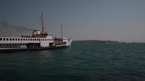 Parostatek prom płynie z pasażerów na morze w Istanbul Bosphorus — Wideo stockowe