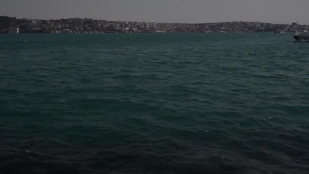 Parostatek prom płynie z pasażerów na morze w Istanbul Bosphorus — Wideo stockowe