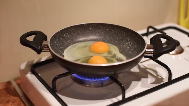 Fried Egg on Pan Preparation over Cook — Stock Video