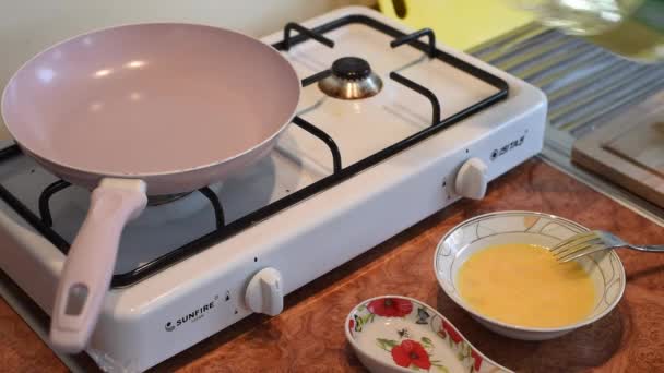 Pan hazırlık Cook üzerinde üzerinde mantar kırmadan — Stok video