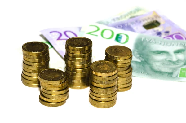 Münzhaufen mit verschwommenem Papiergeld — Stockfoto