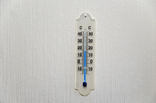 Ein Thermometer an einer Wand — Stockfoto