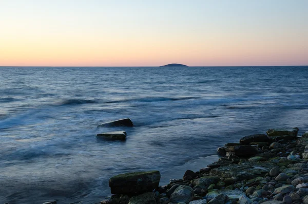 Île lointaine au crépuscule — Photo