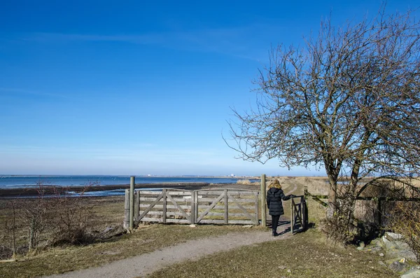 Nő megy keresztül a farm gate — Stock Fotó