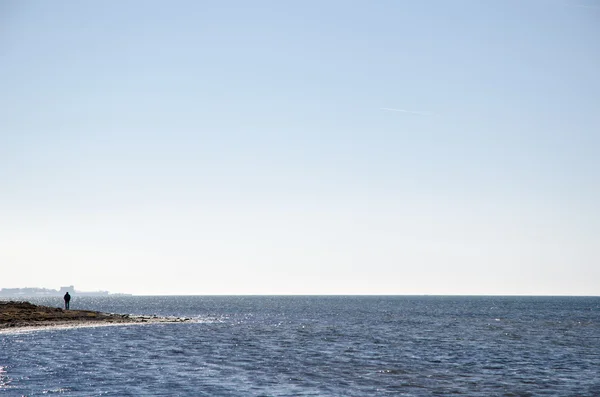 Man silhouette by the coast — Stock Photo, Image