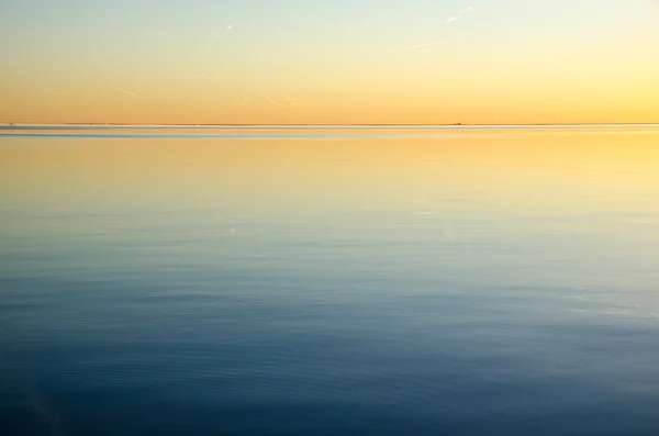 Barvy západu slunce o absolutní klidné vodě — Stock fotografie