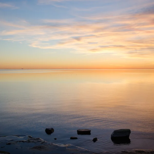 Coucher de soleil lumineux avec eau calme — Photo