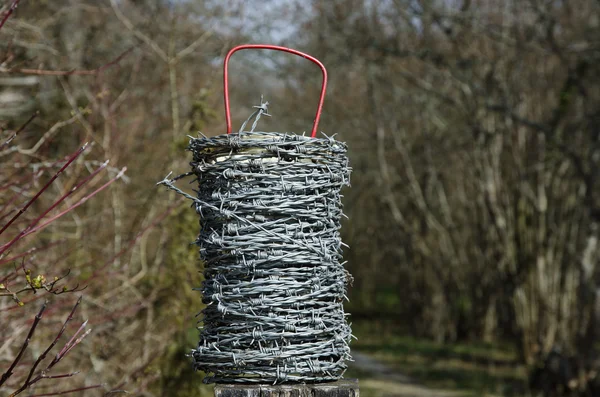 Barb wire rulle med en naturlig bakgrund — Stockfoto