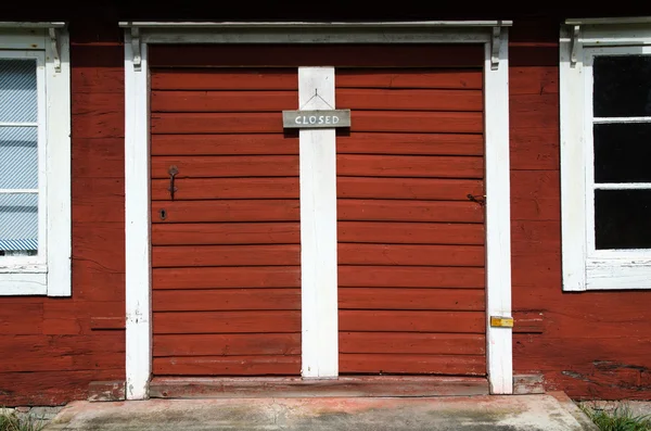 Vieilles portes rouges avec panneau fermé — Photo