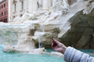 Fontana di Trevi, Roma içine atma madeni para