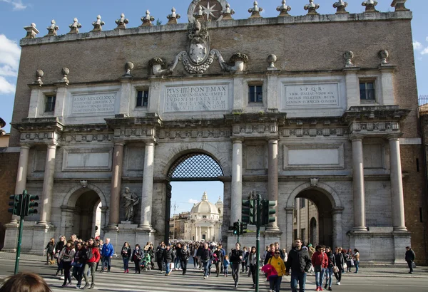 Poort naar het Piazza del Popolo in Rome, Italië — Stockfoto