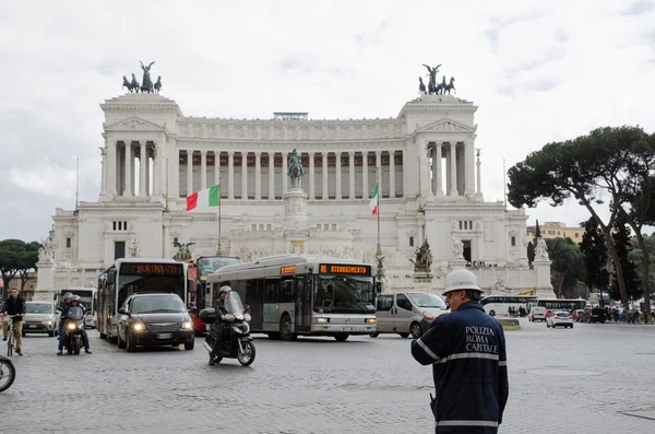 Poliziotto in Piazza Venezia a Roma — Foto Stock