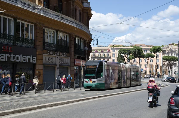 Vista de rua com bonde em Roma — Fotografia de Stock