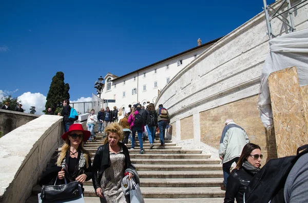 Turistas na Escadaria Espanhola em Roma — Fotografia de Stock