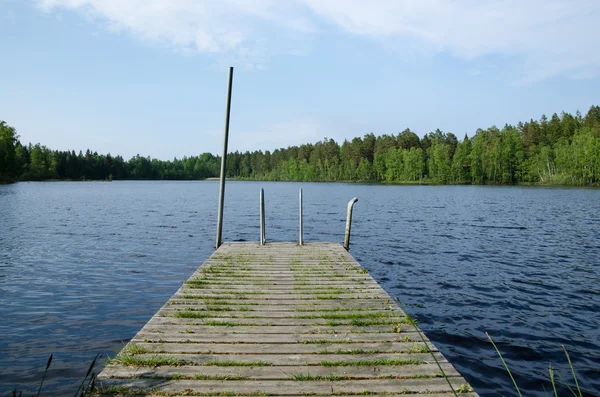 Vecchio molo da bagno con sensazione estiva — Foto Stock