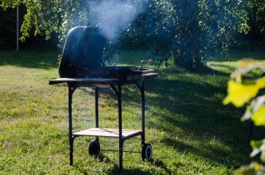 Bahçede ızgara.