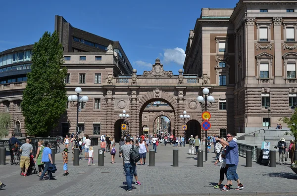 Turistas pela casa do parlamento em Estocolmo — Fotografia de Stock