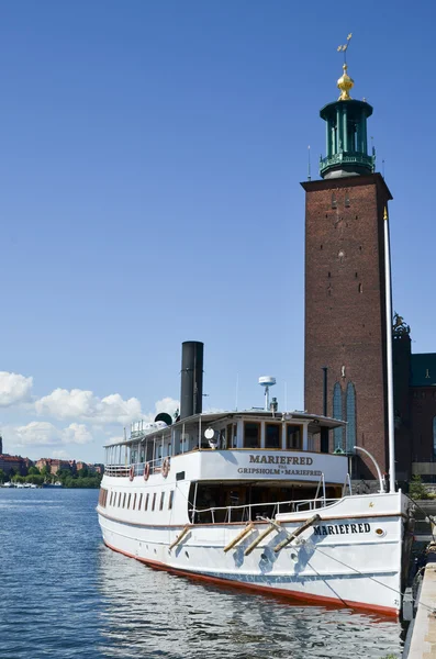 Barca turistica presso il municipio di Stoccolma — Foto Stock