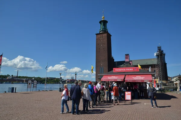 Turisti in fila per i biglietti d'addio al municipio di Stoccolma — Foto Stock