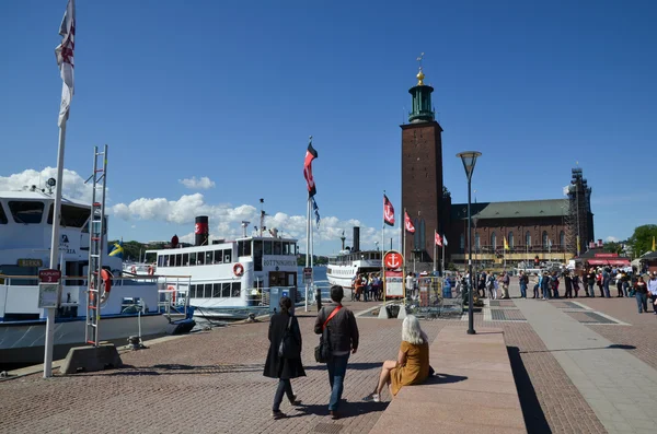 Turistler de Stockholm Belediye Binası önünde — Stok fotoğraf