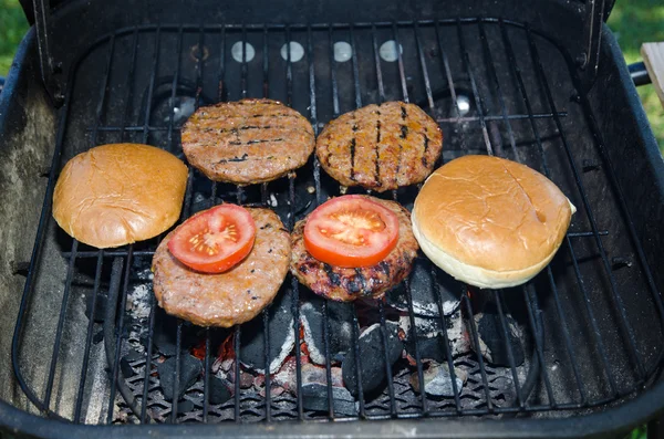 Hanburgers på grillen — Stockfoto