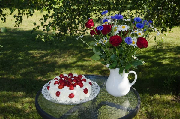 Summer cake and flowers — Stock Photo, Image